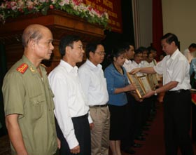 Đồng chí Nguyễn Hưu Duyệt, Phó Bí thư thường trực Tỉnh ủy trao Bằng khen của UBND tỉnh cho các tập thể